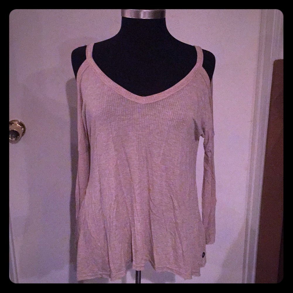 ❌SOLD LOCALLY ❌ Abercrombie cold shoulder top